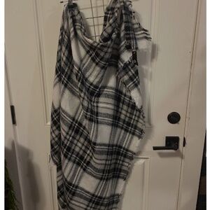 Live & Ique Blanket Plaid Scarf with A Bit of Fringe 35" x 70" NWT
